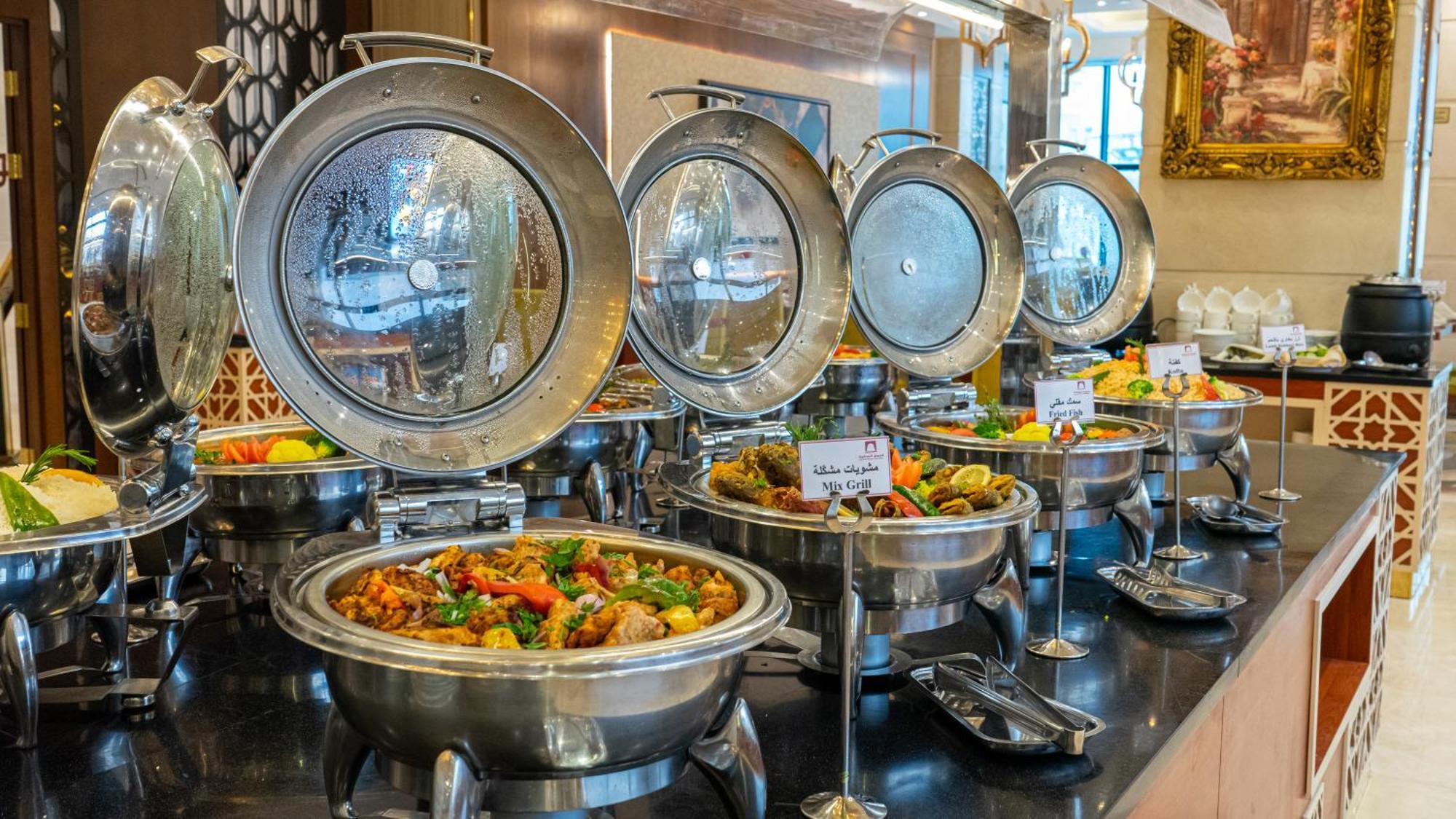 Al Safwah Hotel First Tower 1 La Meca Exterior foto A selection of chafing dishes at a buffet