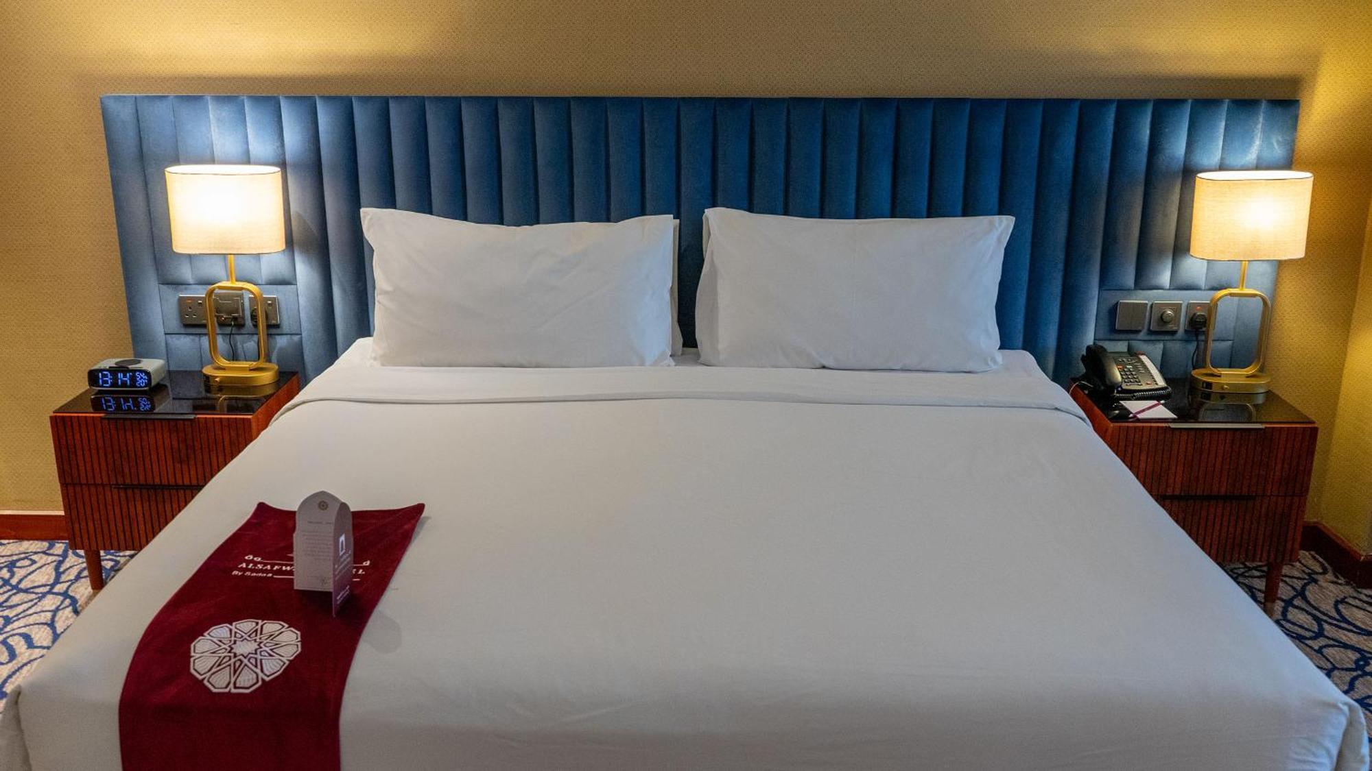 Al Safwah Hotel First Tower 1 La Meca Exterior foto A bed with a blue headboard